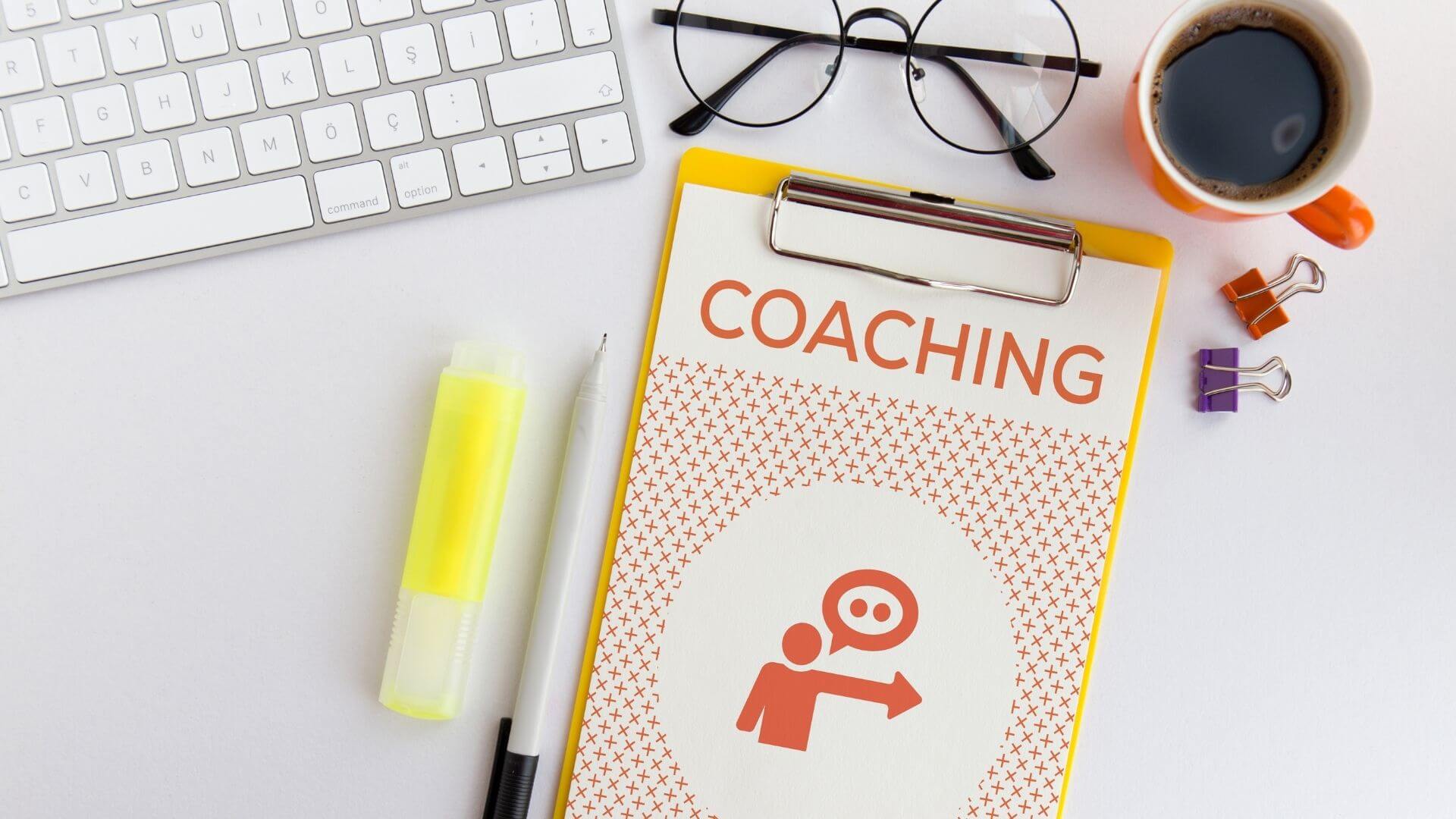 2021_07_choix_ecole_coaching presse-papiers avec une feuille de coaching
